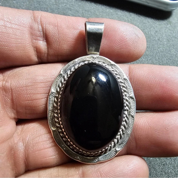 Artisan Signed HB Sterling Silver And Onyx Navajo Oval Saw Tooth Bezel Pendant - Picture 1 of 8